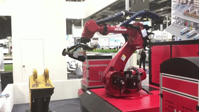新松中厚板焊縫清理機器人工程師系統.gif