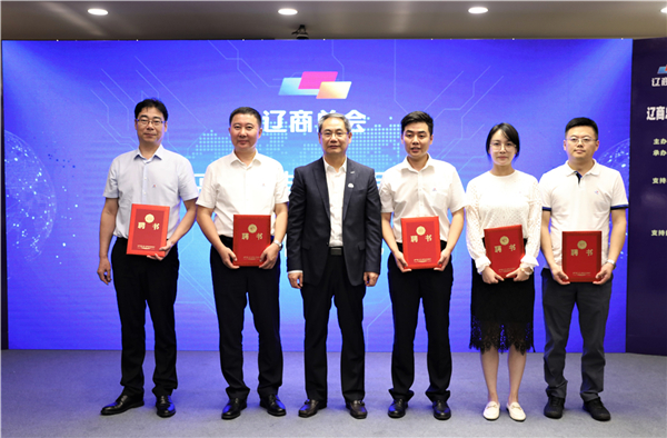 曲道奎總裁為高端裝備委員會輪值秘書長頒發證書.jpg