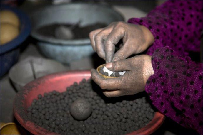 傳統煙花制造過程中存在生產環境惡劣、動強度大、危險等弊端