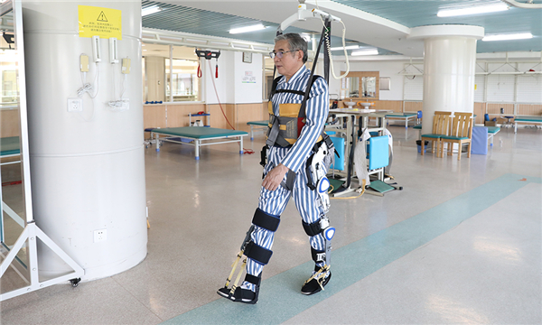 （圖）新松下肢外骨骼訓練器可配合醫院天軌懸吊系統或助行器，幫助用戶開展康復訓練1.jpg