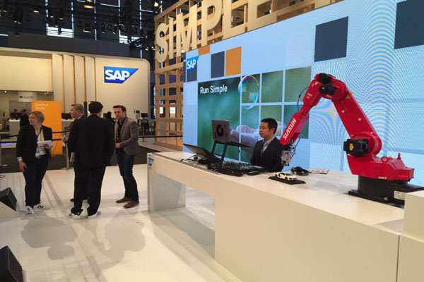 新松機器人公司與德國SAP公司聯(lián)合參展CeBIT 2015，獲中德副總理高度評價