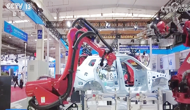 央視《新聞聯(lián)播》報道新松工業(yè)機(jī)器人為“機(jī)器人+”賦能